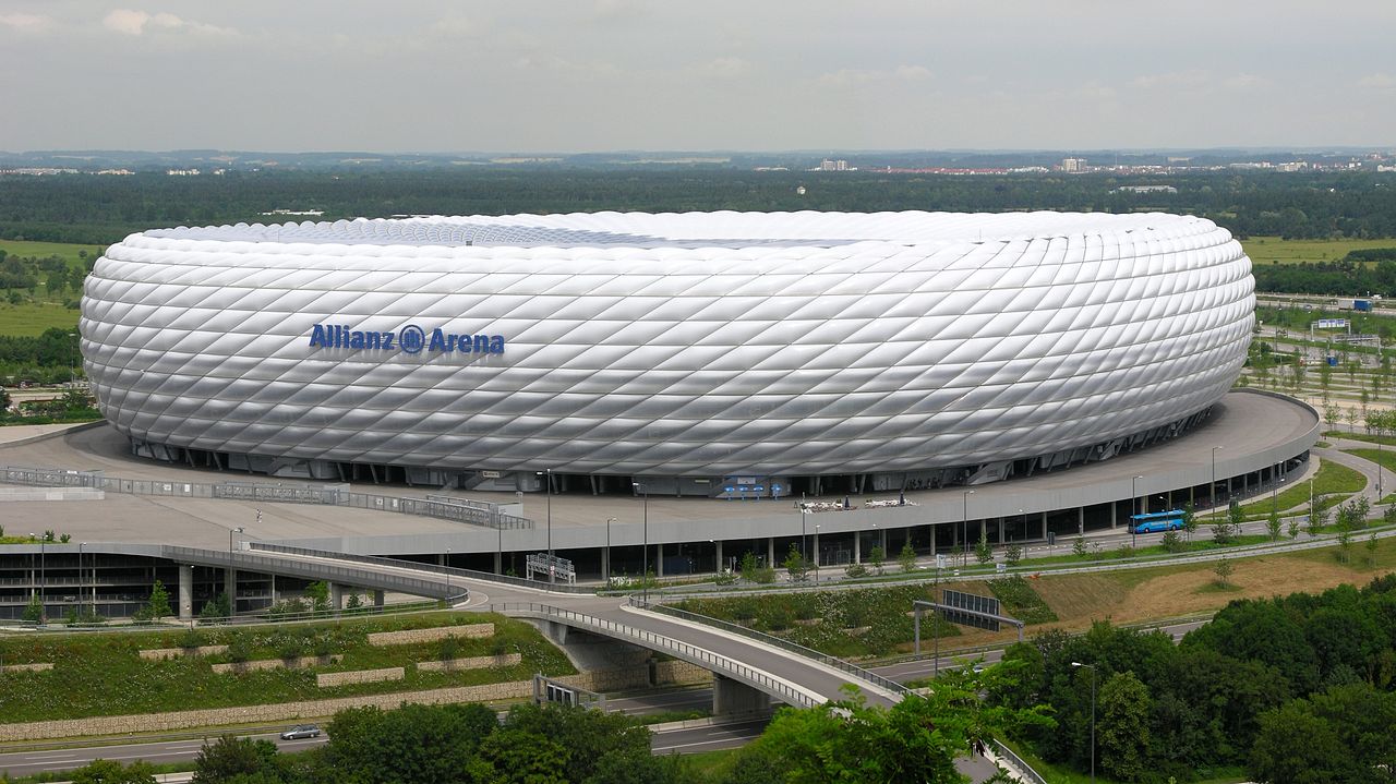 Sân vận động Allianz Arena - con Tắc kè Châu Âu